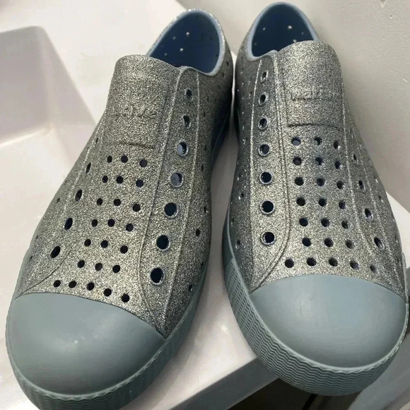 💚 Native Jefferson Hollywood Blue Hydrangea Bling/Shell Kids Shoe - J2 - Picture 5 of 8